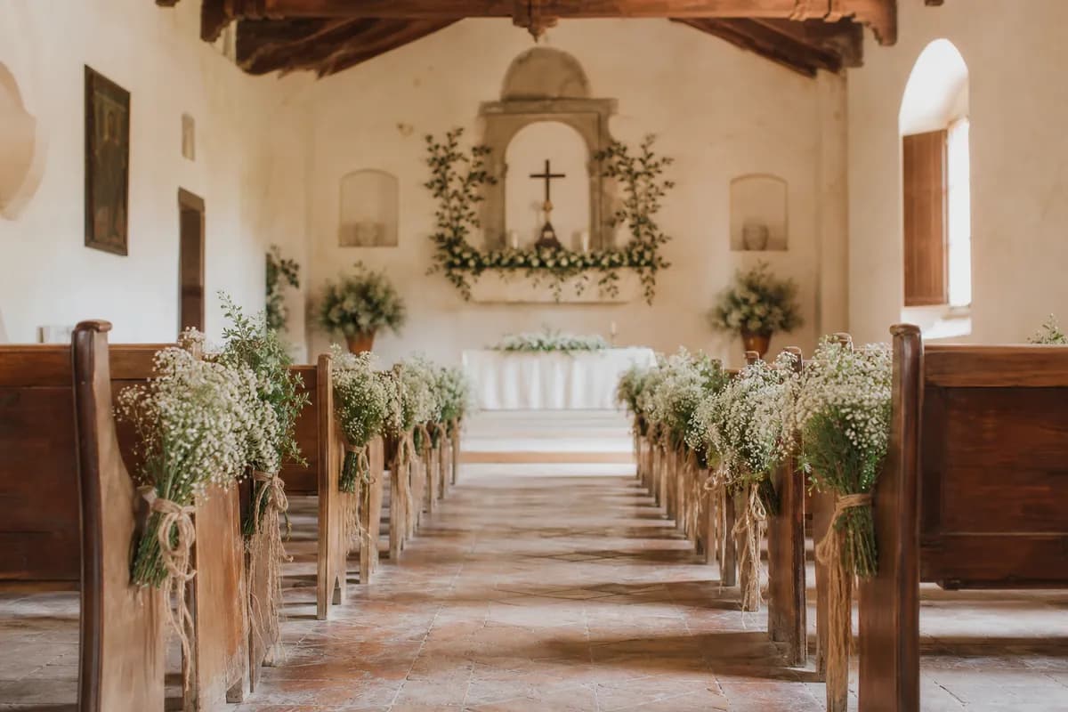 Pasillo de iglesia rustico con flor nube blanca y liston de yute en bancas de madera