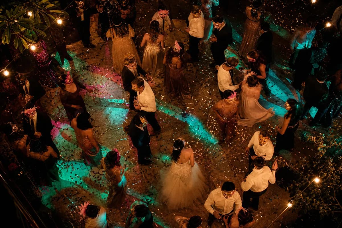 Vista aérea de la pista de baile en hora loca con máscaras venecianas y luces de colores