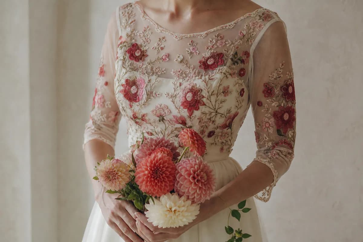 Escote de organza con bordado poblano en tonos rojos y ramo de dalias