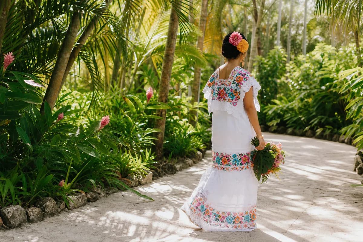 Vestido de novia estilo terno yucateco con bordado punto de cruz en jardín tropical